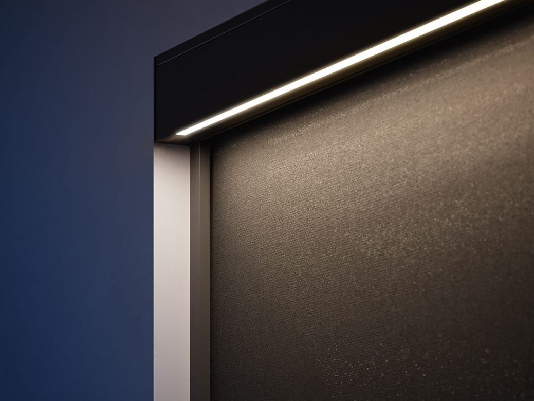 T-Zone con cassonetto dotato di led bianco dimmerabile. <br><span style="line-height: 107%;">Il led, quando acceso, impedisce la visuale interna garantendo una perfetta privacy
anche nelle ore serali.</span><br>