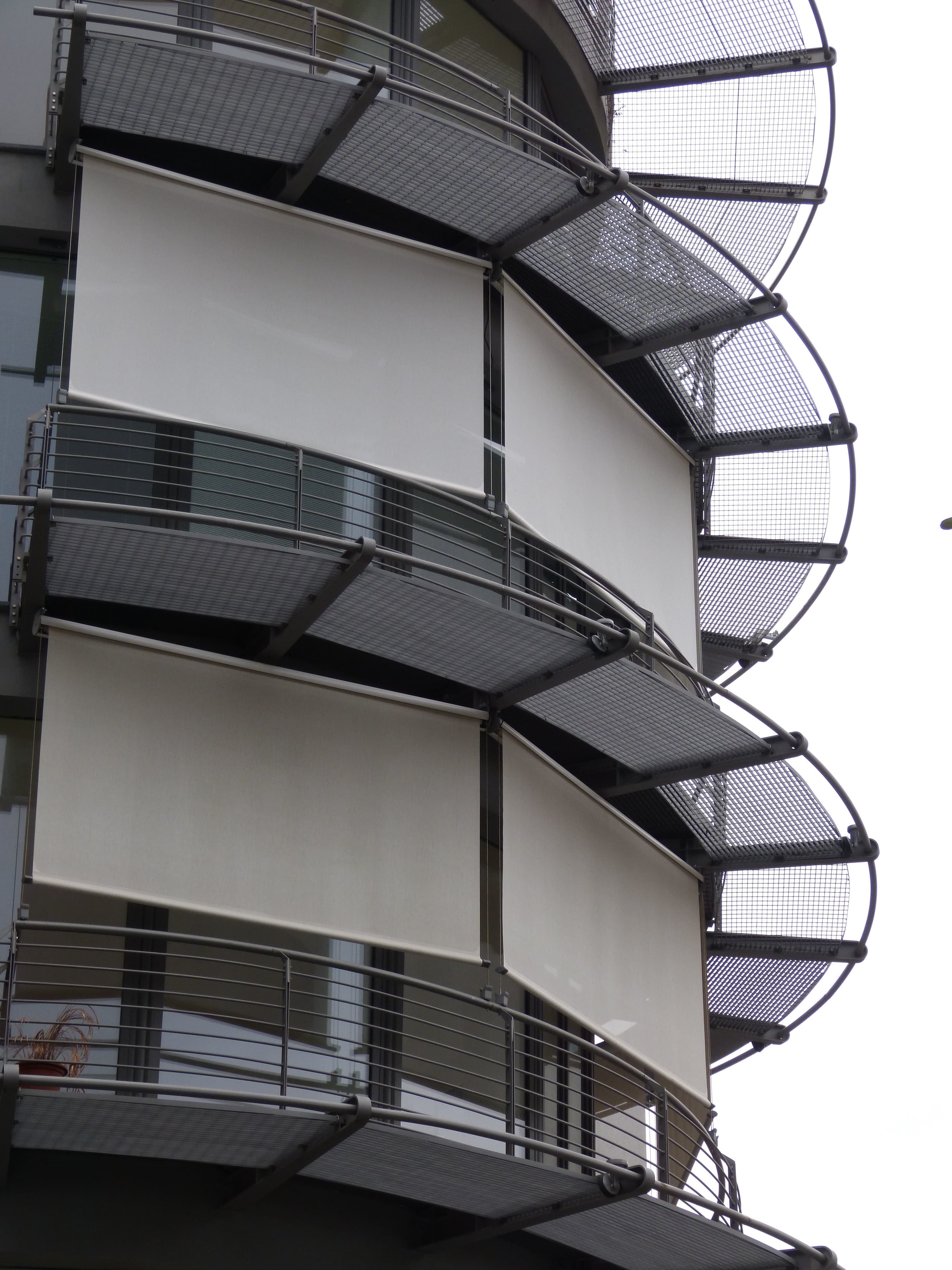 T-Line. Tenda verticale su cavi