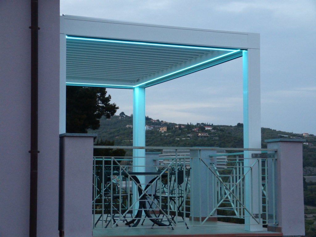 <div style="text-align: left;">Pergola bioclimatica Opera con<span style="text-align: justify;"> LED RGB perimetrali integrati nella struttura</span></div>