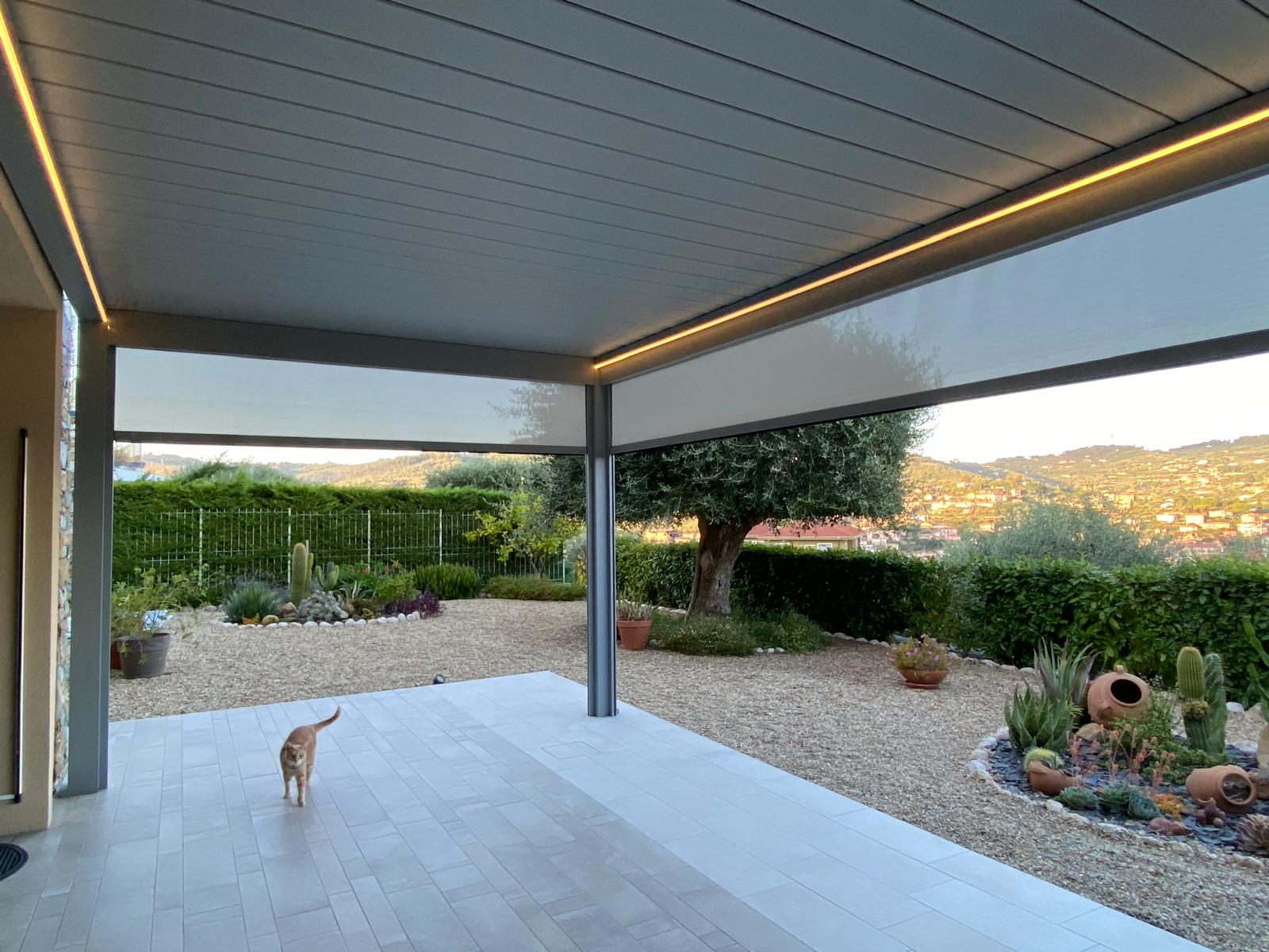 Pergola bioclimatica Sense completa di illuminazione a led sui due lati