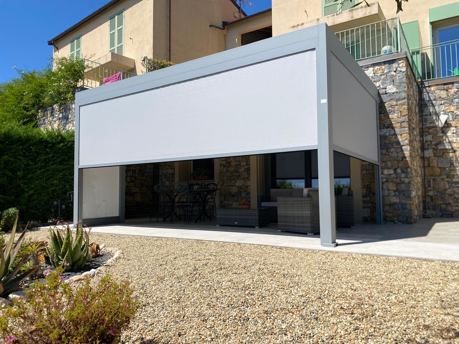 Pergola bioclimatica Sense con tende verticali filtranti