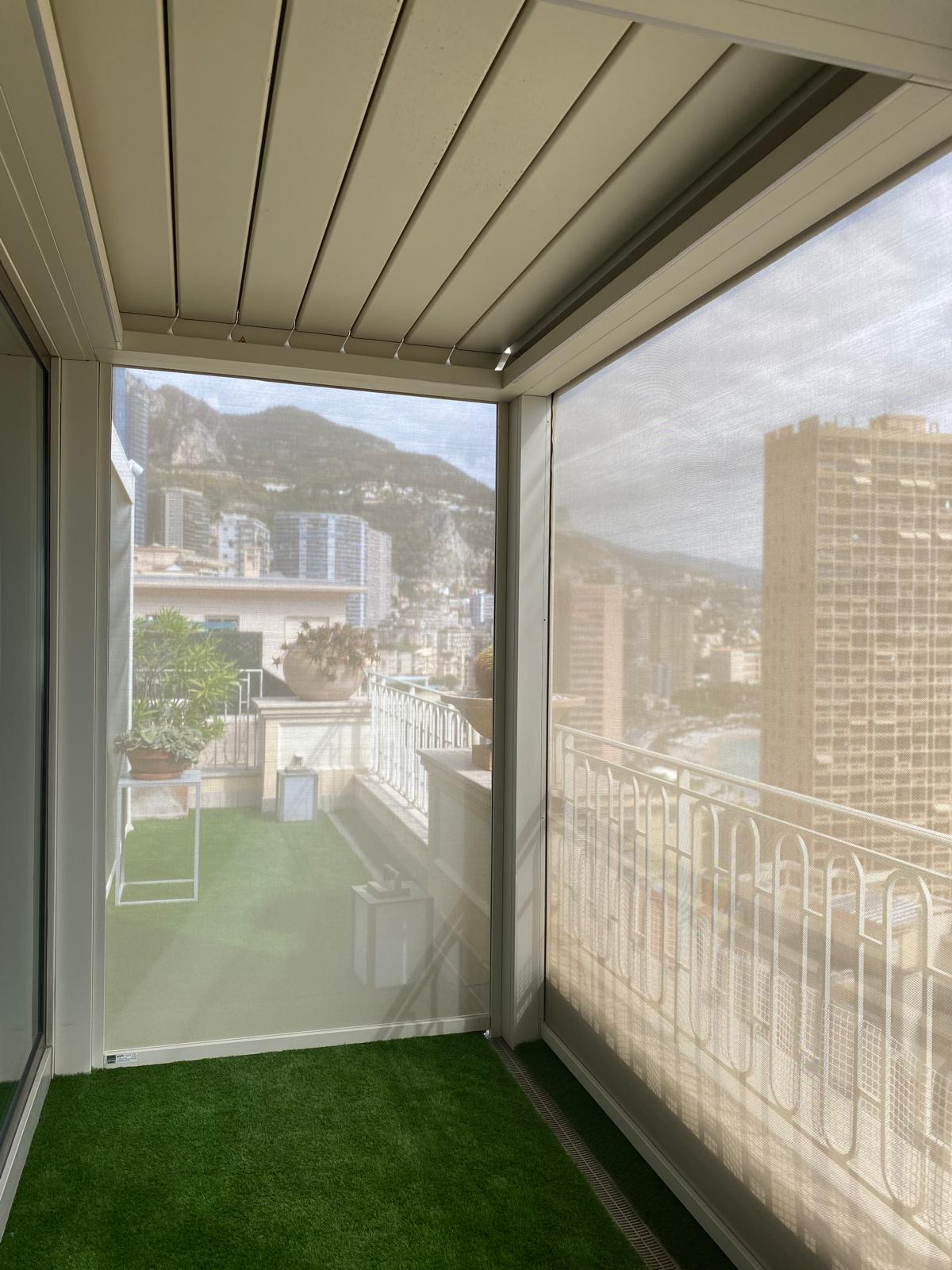 Pergola bioclimatica Opera con tende perimetrali filtranti Raso (vista interna)<br><br>