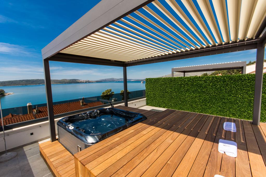 La pergola bioclimatica Vision consente di dare vita a una molteplicità di spazi dedicati alla privacy, alla
convivialità e al relax.<br><p class="MsoNormal"><o:p></o:p></p>

<p class="MsoNormal"><o:p> </o:p></p>