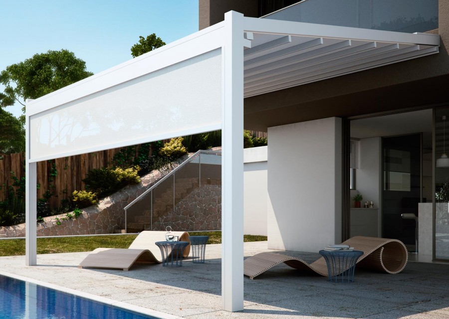 <div style="text-align: left;"><b>Pergola Fusion</b></div><div style="text-align: justify;">La pergola Fusion può essere completata con una tenda a discesa verticale Raso, completamente a scomparsa, ideale per creare riparo con un risultato estetico impeccabile.</div>