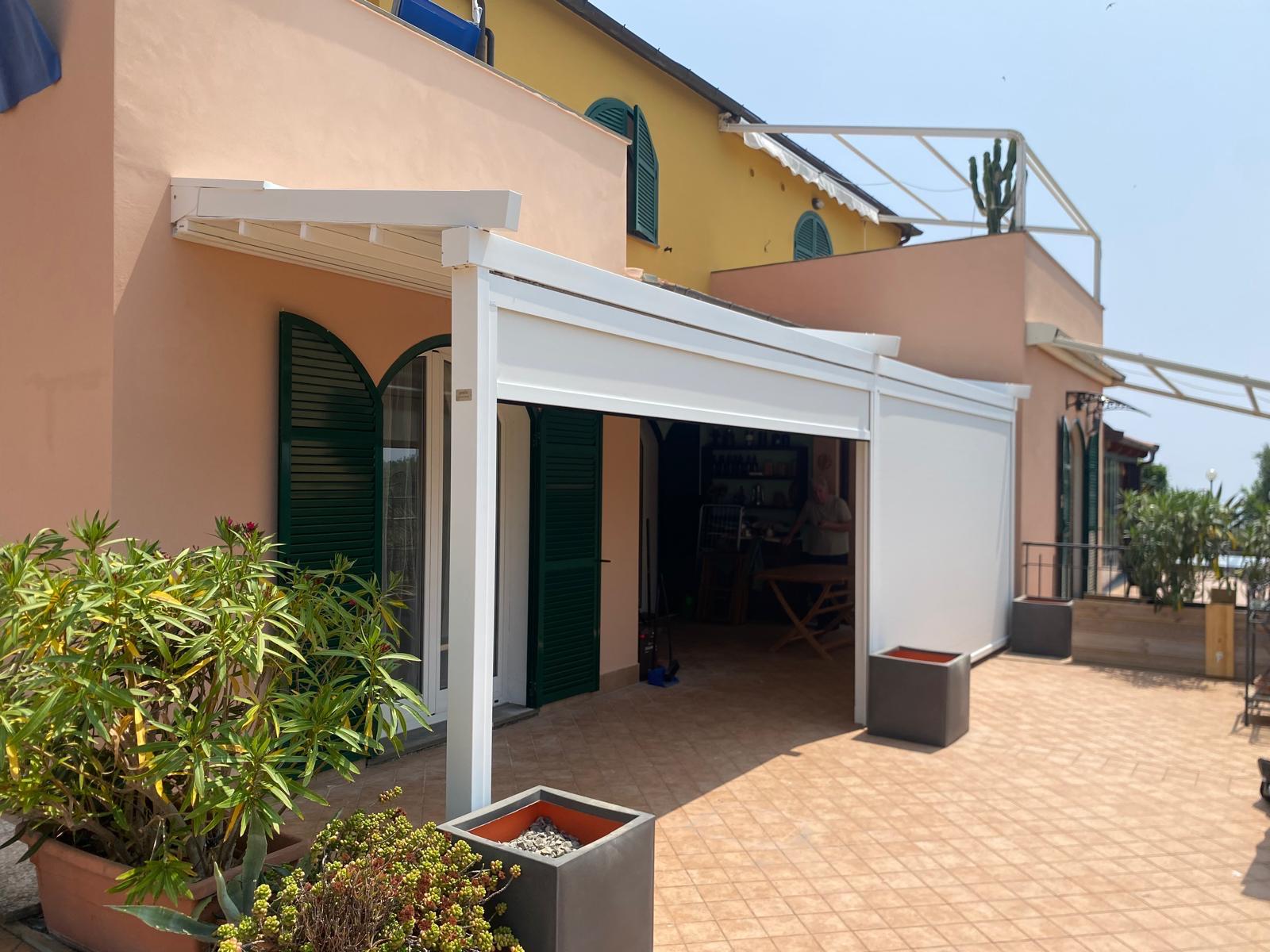 Pergola Level con chiusure frontali Pergola Level con chiusure frontali