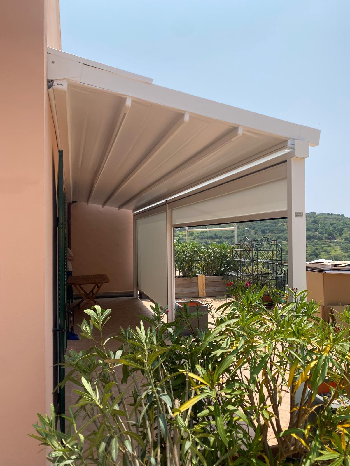 Pergola Level con chiusure friontali Pergola Level con chiusure friontali