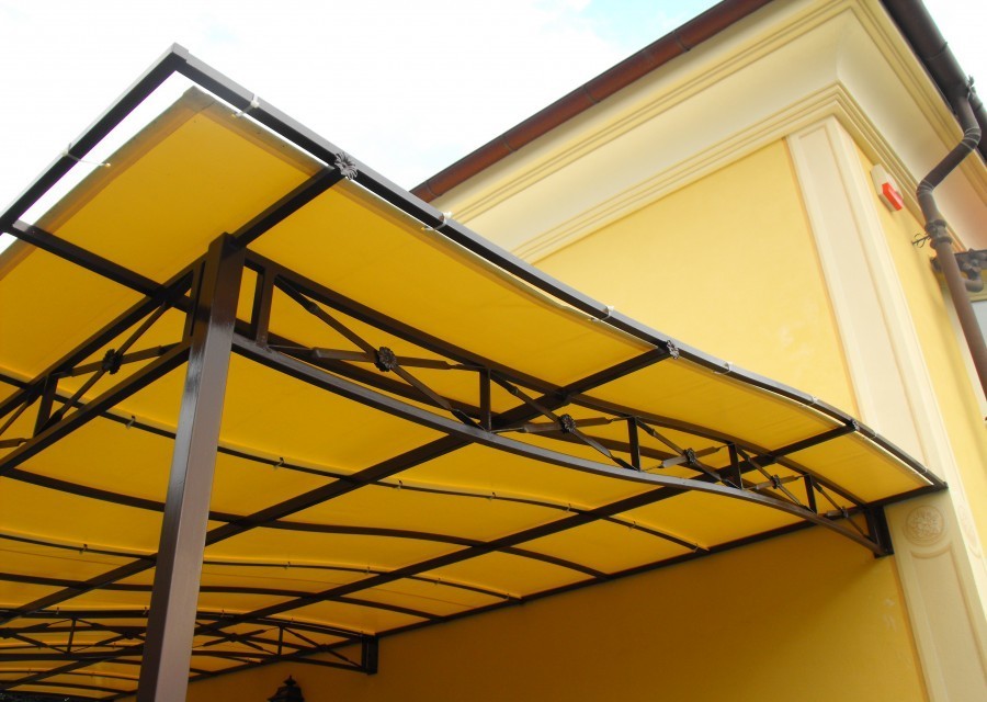 <b style="text-align: center;">Pergolato con telo fisso in pvc</b>