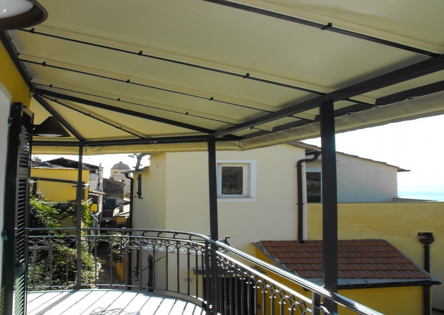 <b style="text-align: center;">Pergolato con telo fisso in pvc</b>