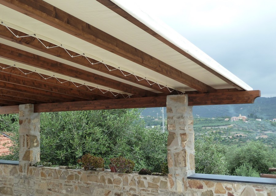 <b style="text-align: center;">Pergolato in legno con telo fisso in pvc</b>