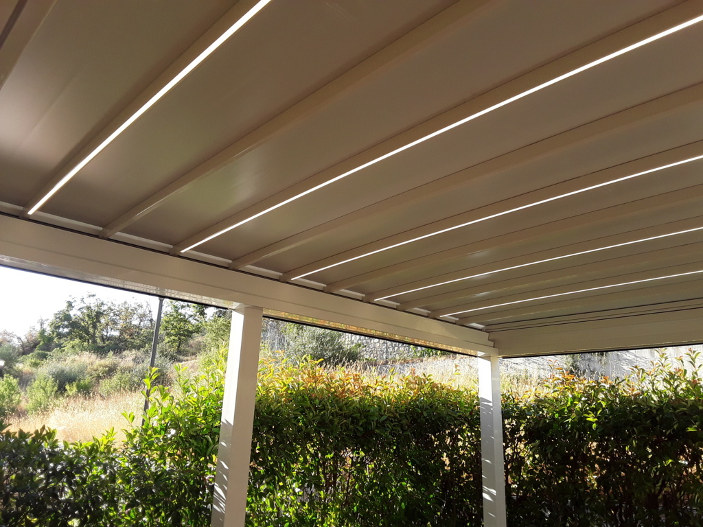 <span style="text-align: center;">Led Line bianchi su pergola Nomo</span>