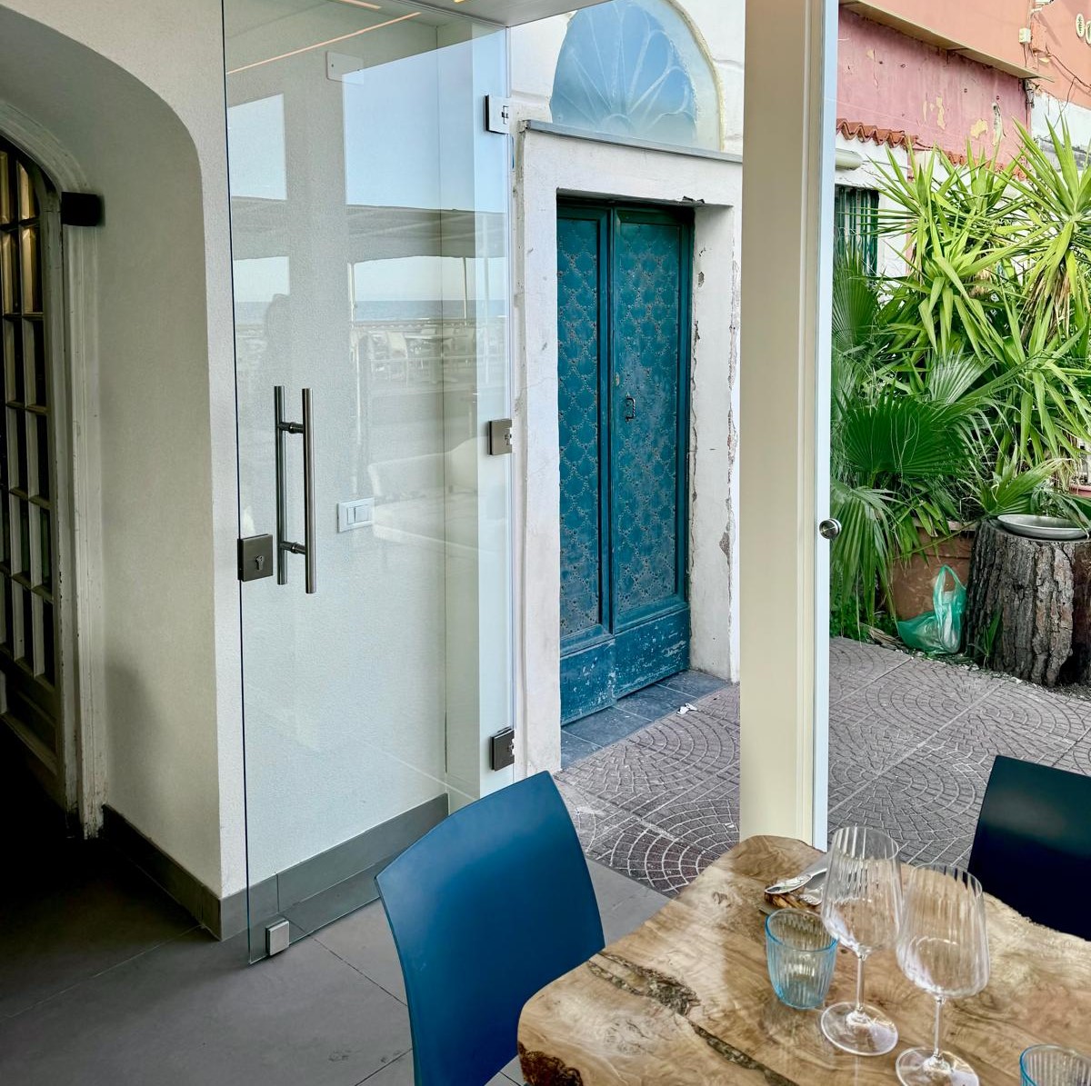 Door Glass. Porta a battente in vetro con maniglione Door Glass. Porta a battente in vetro con maniglione