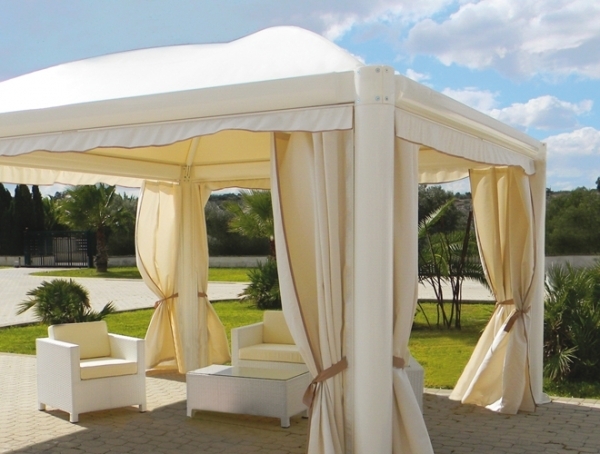 <b style="text-align: center;">Gazebo curvo con applicazione di tende decorative.</b>