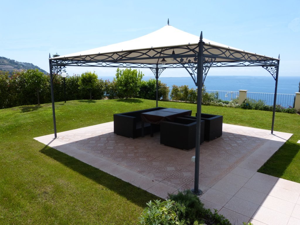 <div style="text-align: left;"><b>Gazebo liberty</b></div><div>Modello da giardino personalizzato con inserti decorativi in stile liberty.</div>