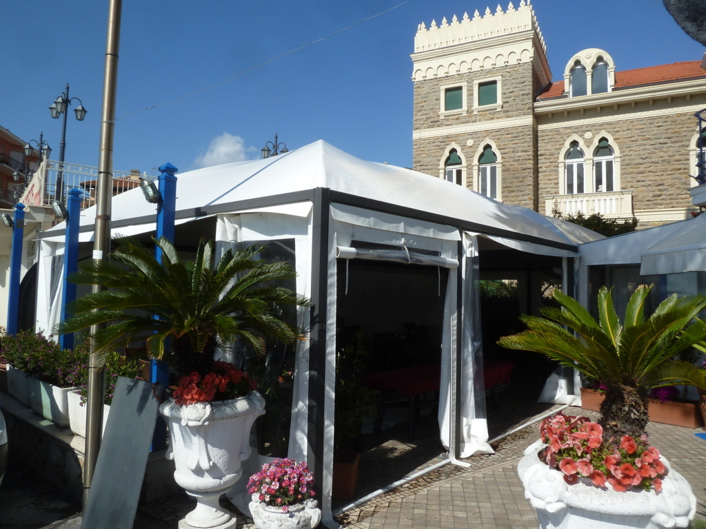 <b style="text-align: center;">Gazebo curvo con chiusure perimetrali</b>