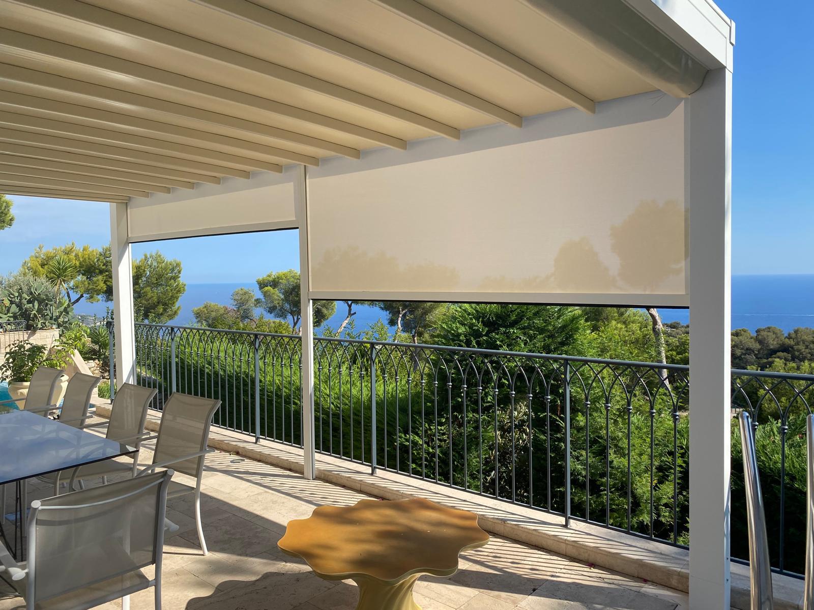 Pergola Phoenix Free con chiusure verticali filtranti 