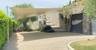 Le vele sono coperture pensate per trasformare spazi indefiniti e irregolari in ambienti pienamente fruibili, valorizzandoli con soluzioni personalizzate e su misura.  Ogni progetto nasce dall’ascolto delle specifiche esigenze del cliente e si concretizza in strutture uniche, studiate ad hoc in ogni singolo dettaglio: dall’analisi dello spazio alla scelta dei materiali, fino alle finiture che rendono ogni copertura un vero elemento distintivo.